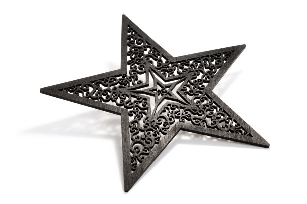 黑色星星作为圣诞节装饰，用激光从木头和白色阴影上切割出来图片下载