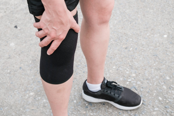 特写的女跑步者穿着膝盖支持防止和减少膝盖疼痛从跑步。图片下载
