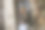 秋日，一个漂亮的年轻女子拿着手机站在街上图片下载