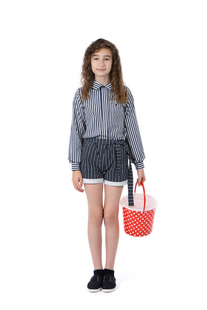 女孩拿着红色的圆点塑料桶图片下载