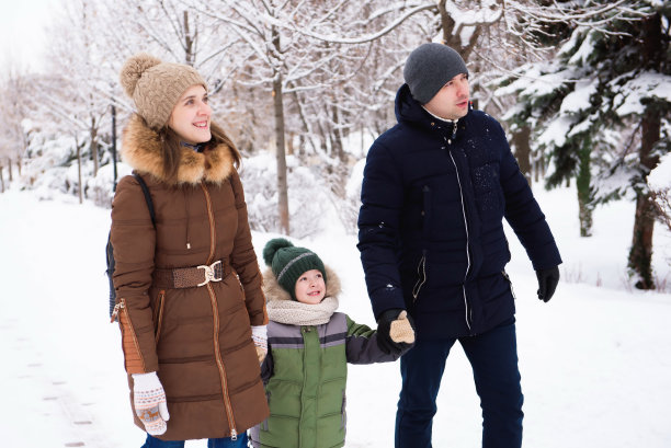 快乐的家庭在森林里玩雪图片下载