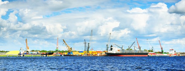 在阴天阳光明媚的日子，从水面上查看Ventspils终端图片下载