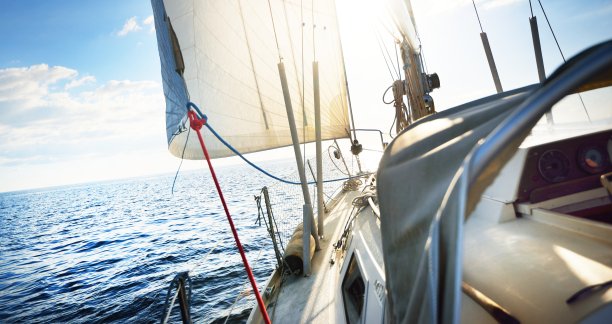 从被风倾斜的帆船上向前看图片下载
