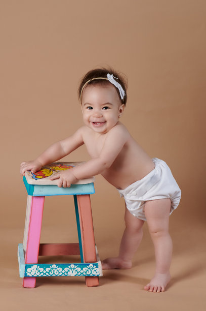 穿着白色尿布的小婴儿的肖像图片下载