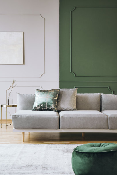 时尚的客厅内饰与时尚的沙发与枕头，真实的照片图片下载