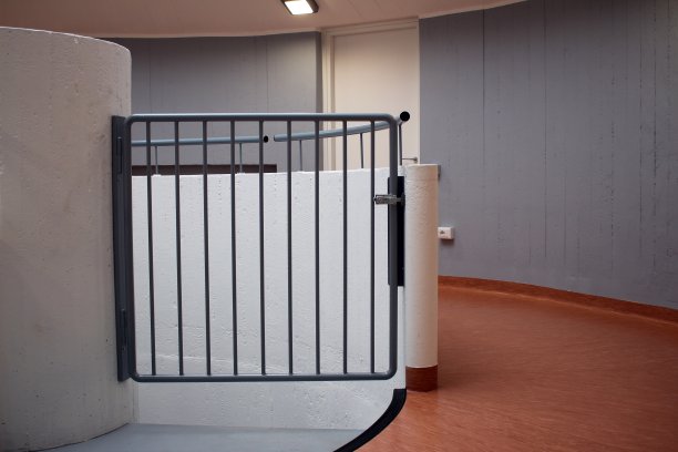 走廊里的小门关上了图片下载