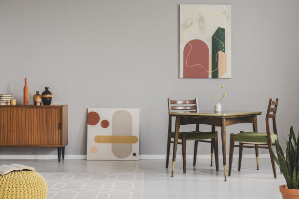 带有抽象画和木制橱柜的老式灰色餐厅图片下载