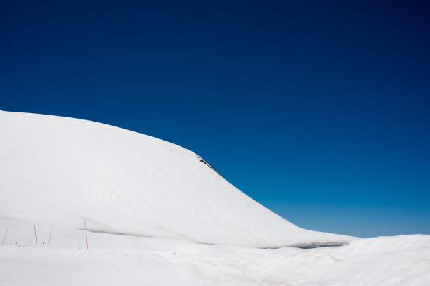 富山县田山高山路线上白雪覆盖的小山和蓝天图片下载