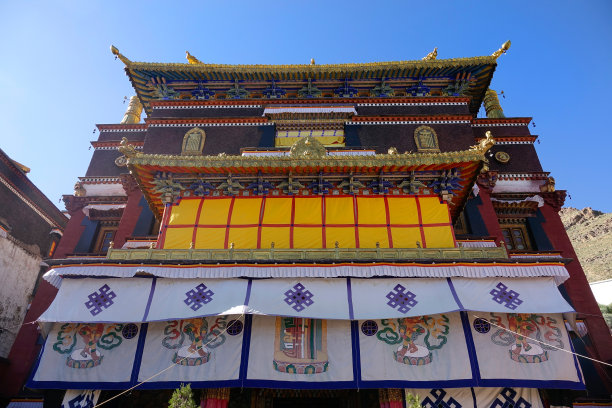 特写:风景如画的照片，一个美丽的古代佛教寺庙在西藏。图片下载