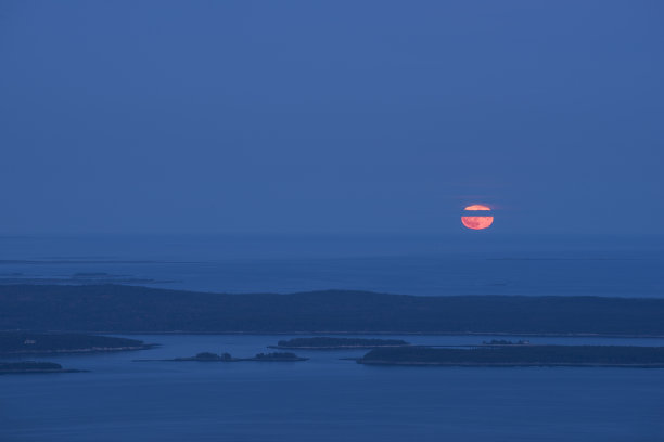 凯迪拉克山上的超级月亮和星星图片下载