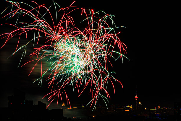 五彩缤纷的烟花在夜空中图片下载