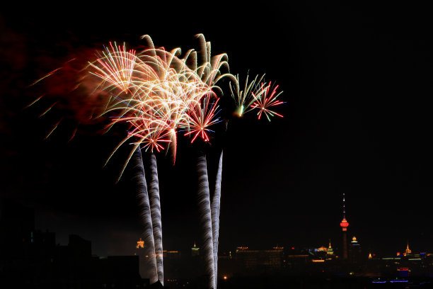 五彩缤纷的烟花在夜空中图片下载