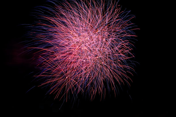 五彩缤纷的烟花在夜空中图片下载