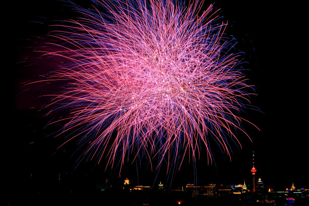 五彩缤纷的烟花在夜空中图片下载