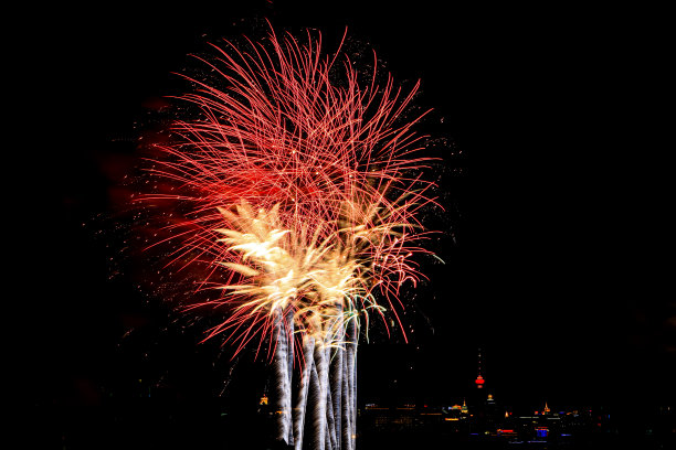 五彩缤纷的烟花在夜空中图片下载