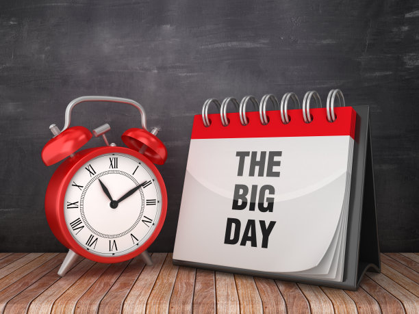 大日子日历与闹钟在黑板上的背景- 3D渲染图片下载