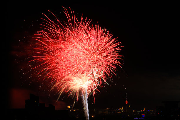 五彩缤纷的烟花在夜空中图片下载