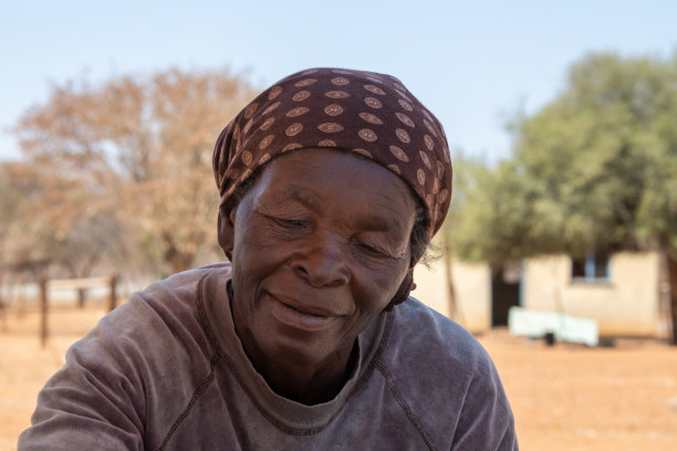 非洲街头小贩在路上卖生花生图片下载