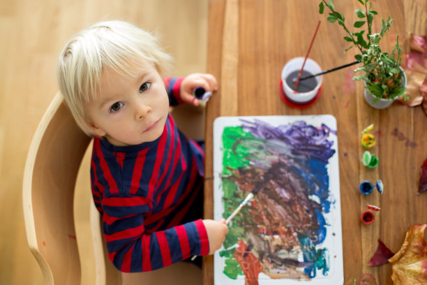 可爱的小男孩在家画画图片下载