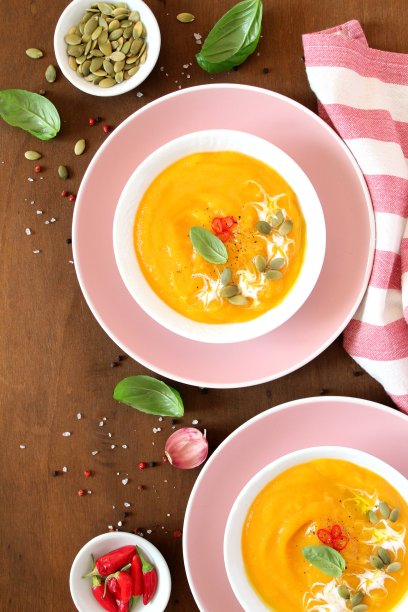 白底南瓜胡萝卜汤，奶油和罗勒。图片下载