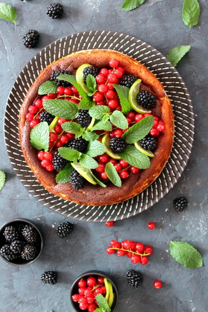 烘焙芝士蛋糕，以水果和薄荷为背景。图片下载