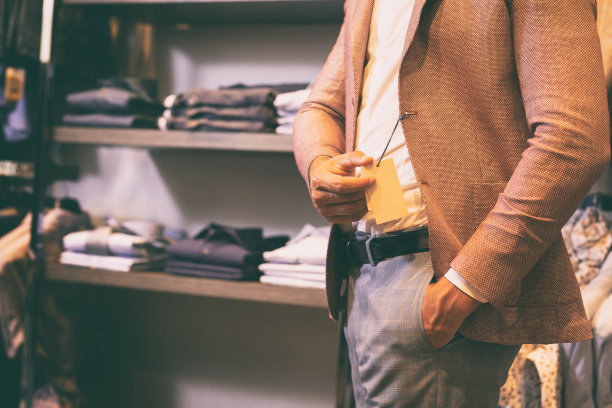 穿着现代西服的人拿着空的标签。图片下载