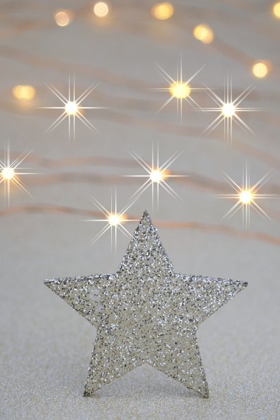 圣诞节日的背景。银色闪亮的星星在闪亮的花环背景上。新年的背景。寒假墙纸。图片下载