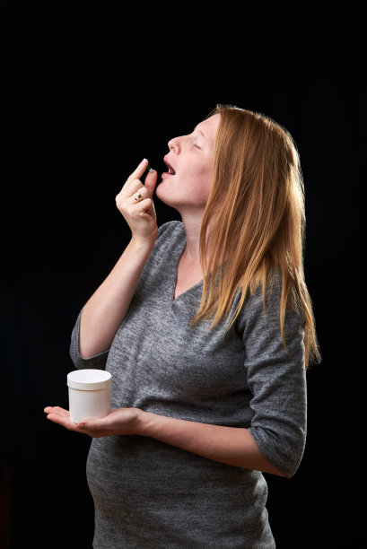 孕妇使用维生素片以保证健康营养。孕妇使用维生素。孕妇的治疗。妊娠图片下载