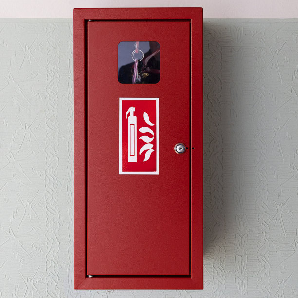消防安全设备在墙上的一个红色盒子里。消防软管装在靠墙的一个红色应急箱里。在家里或酒店的安全。图片下载