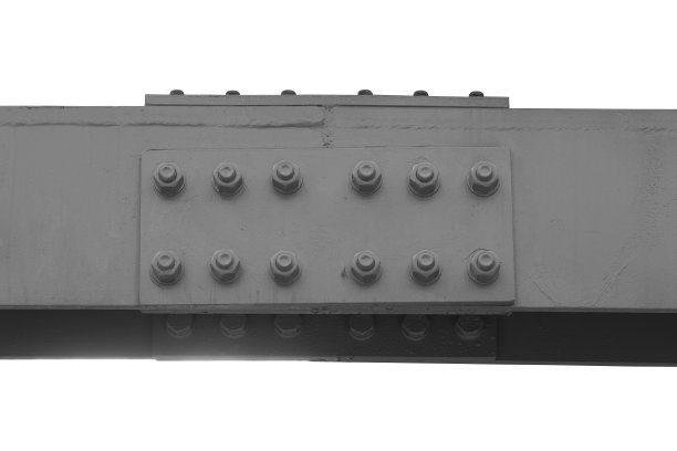 两根灰色梁用螺栓钢连接。孤立白色背景，钢槽。图片下载