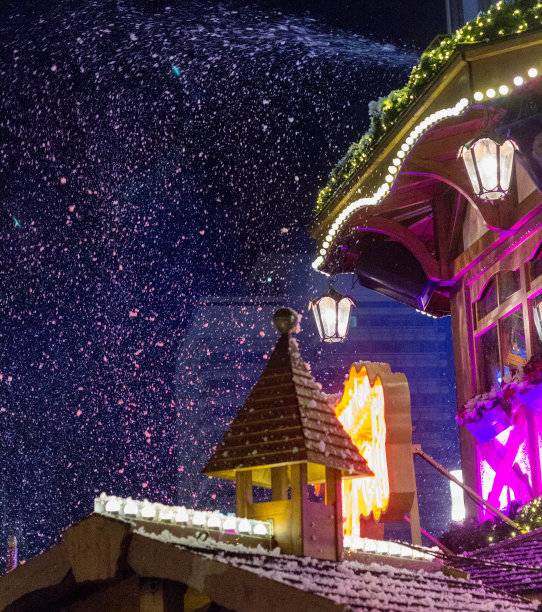 用雪装饰圣诞市场的摊位。圣诞节的概念。图片下载