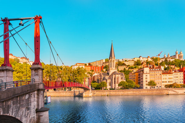 清晨的城市景观，里昂市的圣乔治步行桥和河对岸的老教堂。法国旅游目的地图片下载