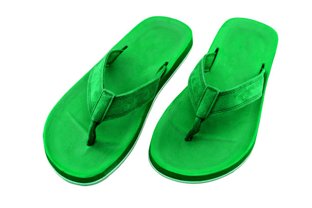 绿色拖鞋孤立在白色背景。文件包含与剪切路径，所以很容易工作。图片下载