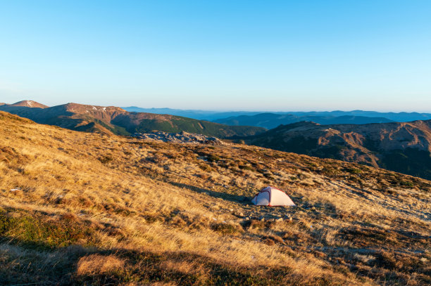 旅游帐篷的背景是一处山景。图片下载