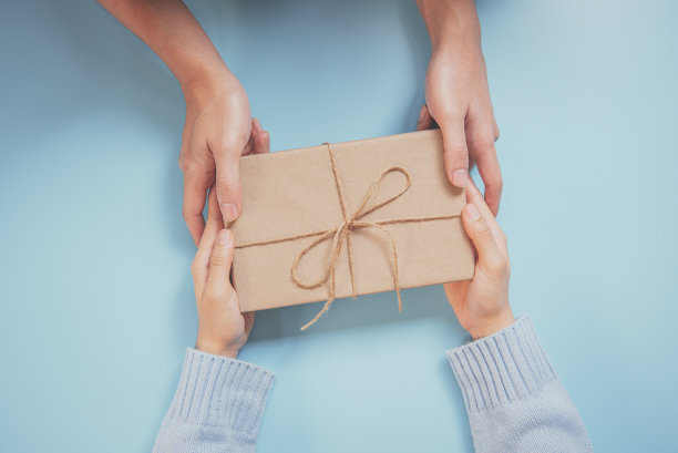 给圣诞和新年礼物一个蓝色的背景。图片下载