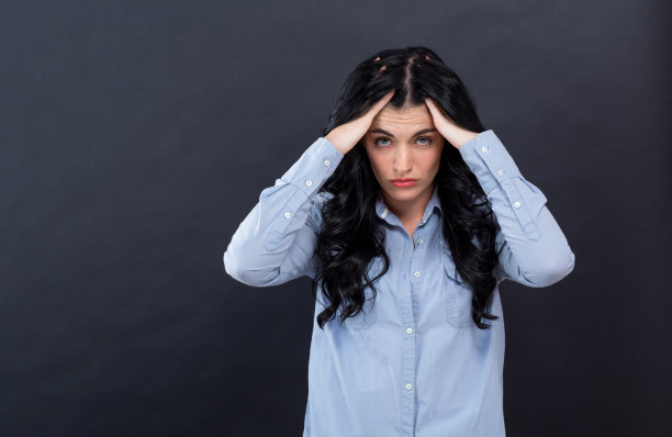 年轻女子头痛图片下载