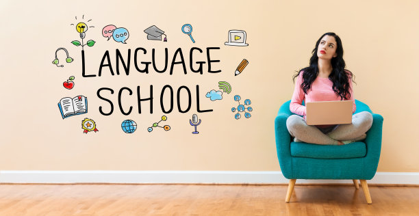 语言学校和一个用笔记本电脑的女人图片下载
