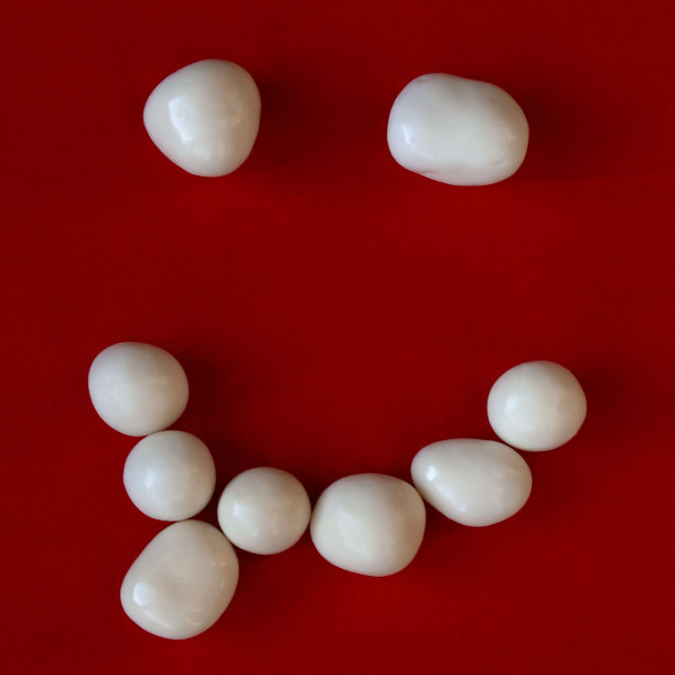 滑稽的微笑，舌头伸出石头图片下载