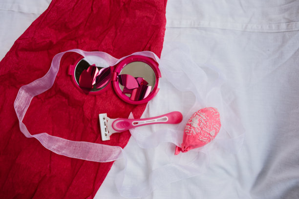 粉色背景上的粉色剃刀图片下载