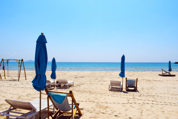 海边的沙滩伞和太阳躺椅。旅游的照片。旅行和休闲的概念。图片下载