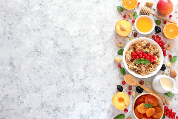 健康的早餐成分在光的背景。图片下载