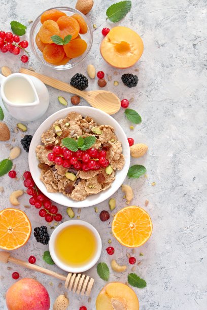 健康的早餐成分在光的背景。图片下载