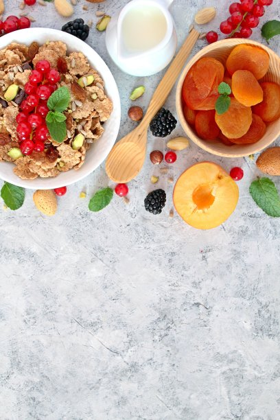 健康的早餐成分在光的背景。图片下载