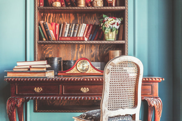 豪华经典的室内家庭图书馆。有书架、书、桌子和椅子的客厅图片下载