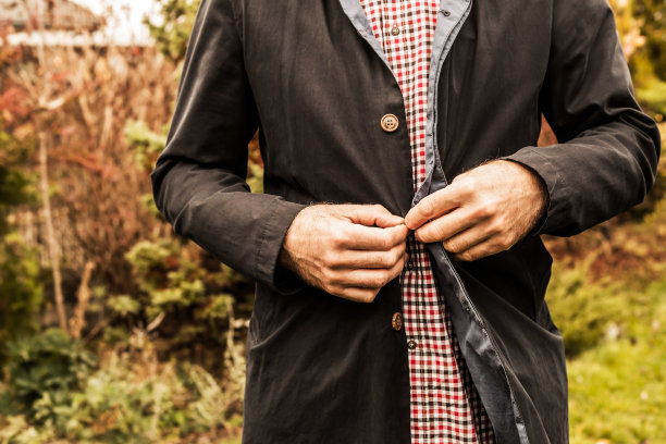 休闲时尚-男子在格子衬衫纽扣深蓝夹克图片下载