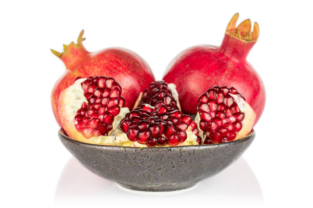 鲜红的石榴孤立在白色图片下载