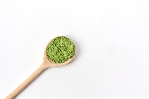 木勺与抹茶粉状绿茶在碗孤立在白色背景。图片下载