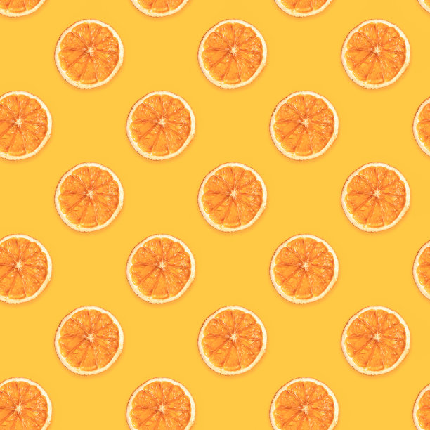 无缝对角线图案的手工干橙片上时髦的黄色背景。图片下载