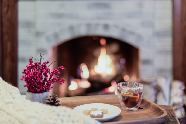 在壁炉边喝着热茶图片下载
