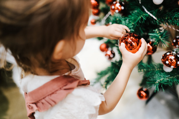 用装饰品和圣诞灯装饰圣诞树图片下载